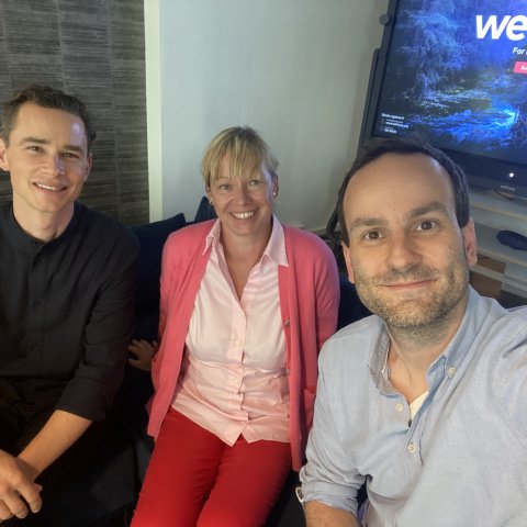 Podcast Andrea Kummer mit Uwe von Grafenstein und Bernhard Kalhammmer bei Geschichten die verkaufen. Bürofoto