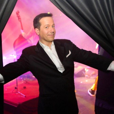 Jörg Hammerschmidt ist die Hammerstimme der Promis. Er ist Experte für Humor und Spaß, Wortakrobat, Comedian, Sänger, Künstler und Business Humorist on Stage 2