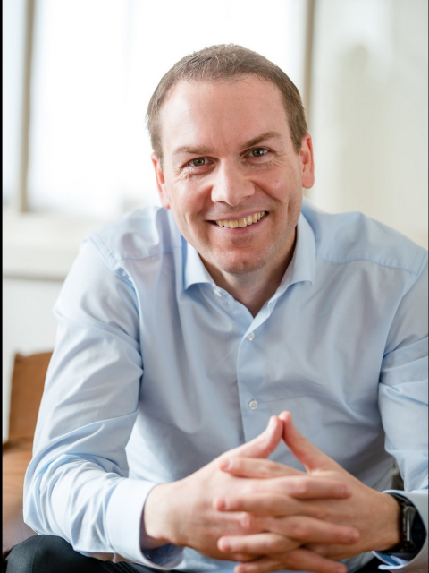 Philip Semmelroth ist Keynote Speaker, Autor, Unternehmens Experte mit EXIT Erfahrung. Schneller verkaufen, mehr verdienen und Beratung bezahlt bekommen.3