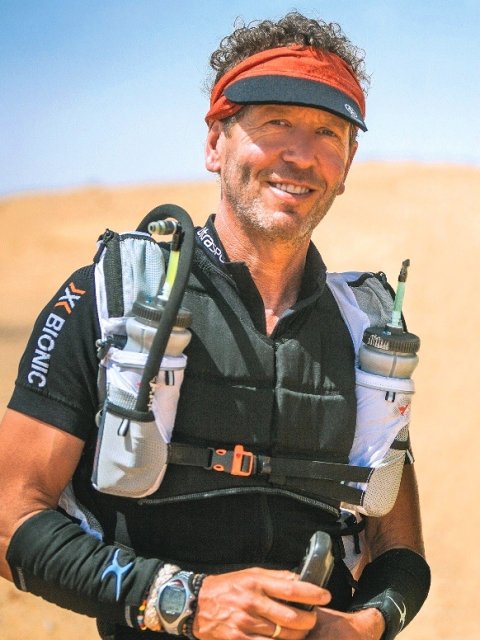 Rafael Fuchsgruber und Tanja Schöneborn sind Extremsportler und Keynote Speaker, Buchautoren Running wild in Africa Wüste